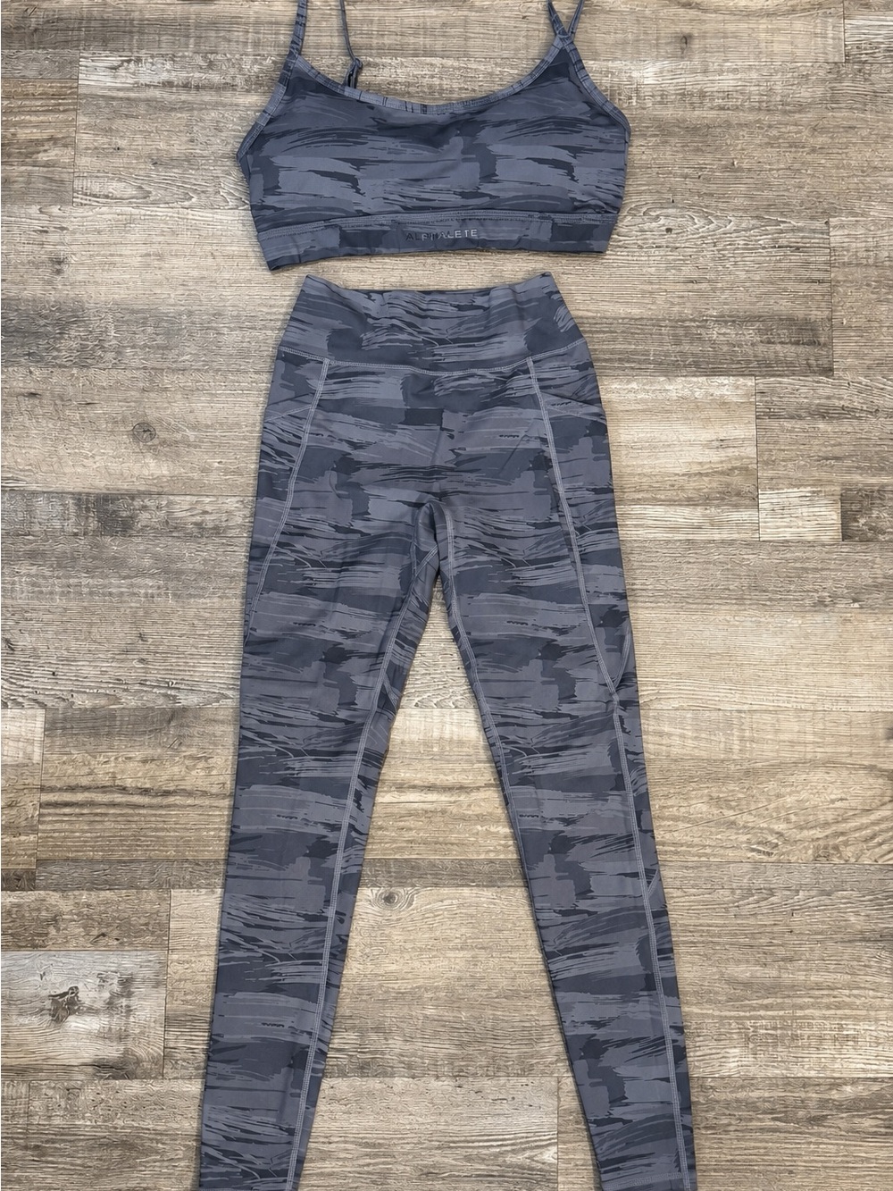 Alphalete Surface Pocket Set Leggings + Sports Bra Grey Camouflage Medium